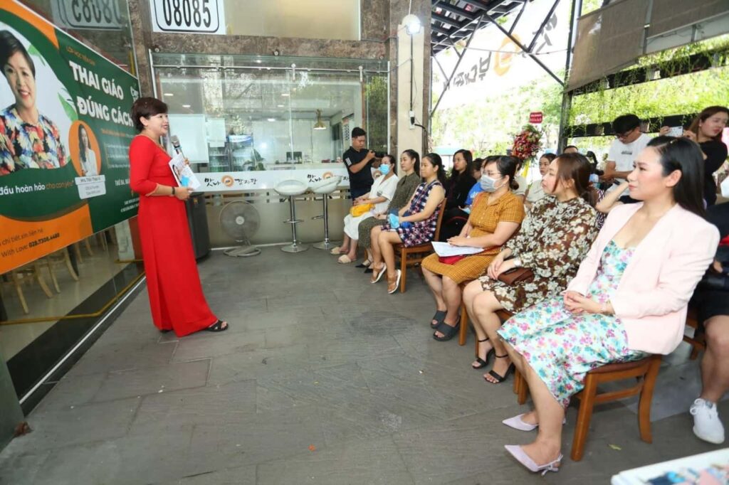 Song song với đó là workshop THAI GIÁO ĐÚNG CÁCH - Khởi đầu hoàn hảo cho con yêu thu hút hàng chục mẹ và bé tham dự