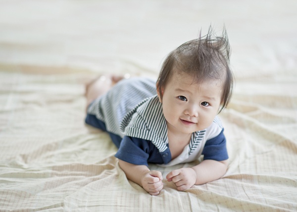 Đặt bé nằm úp trên bề mặt mịn, không nên chèn gối xung quanh không gian yên tĩnh