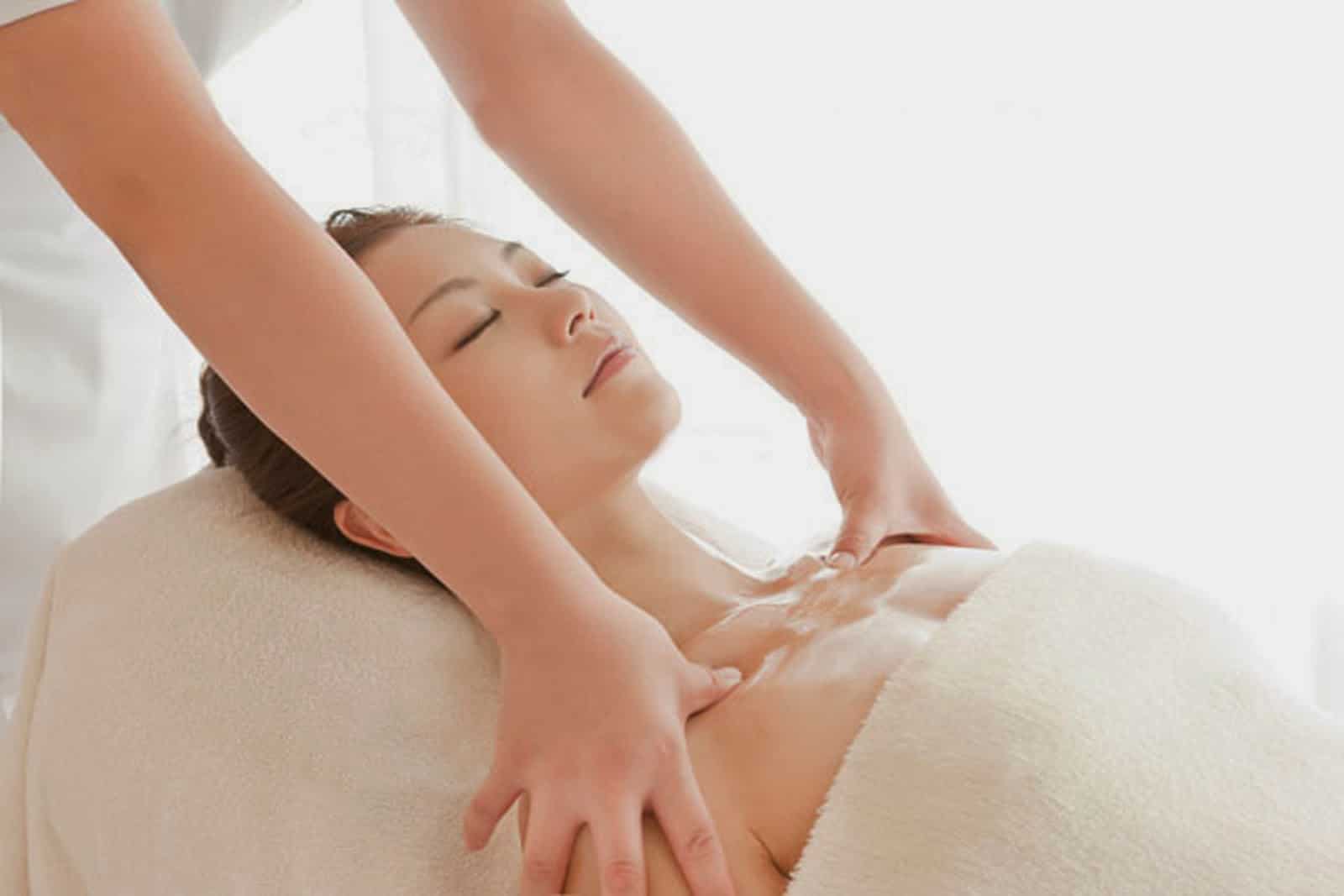 Massage ngực đúng cách giúp thông tia sữa
