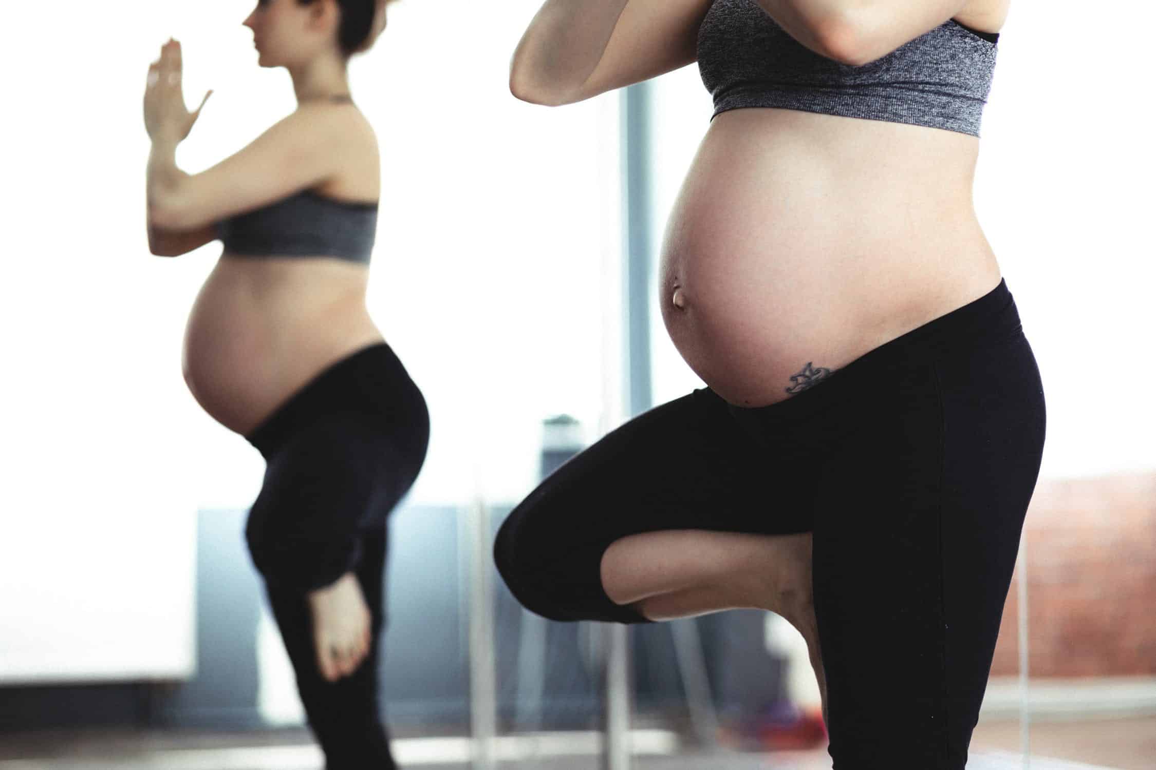 Yoga cho bà bầu 3 tháng cuối với tư thế cái cây