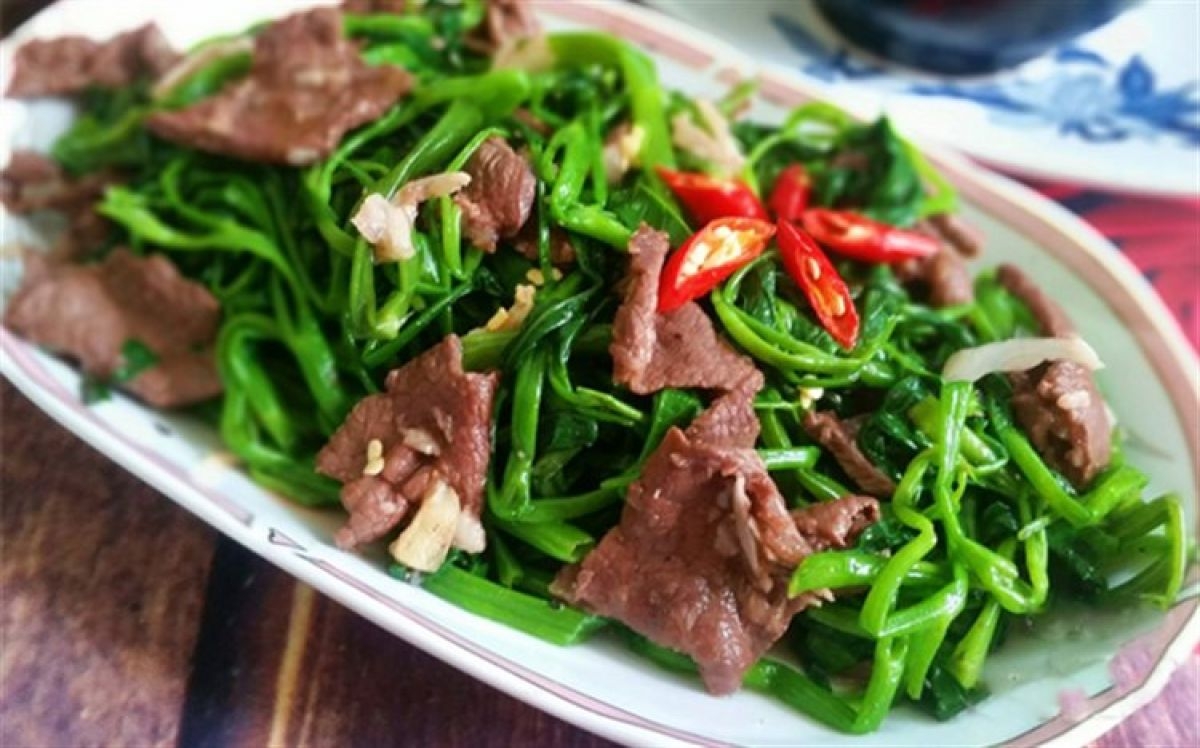 Rau muốn xào thịt bò - món ăn tốt cho bà bầu Rau muốn xào thịt bò - món ăn tốt cho bà bầu