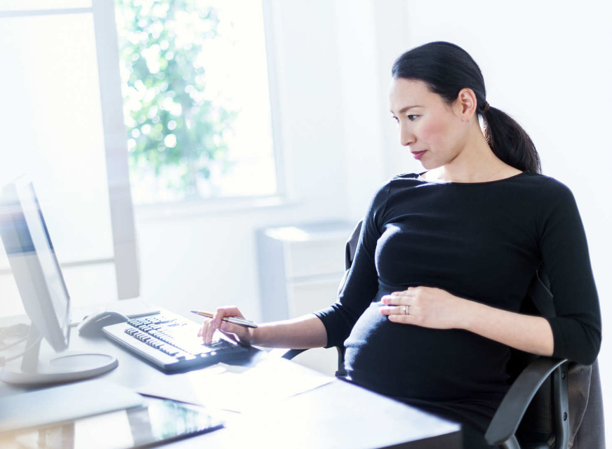 Tư thế ngồi văn phòng của bà bầu cần phải đổi thường xuyên
