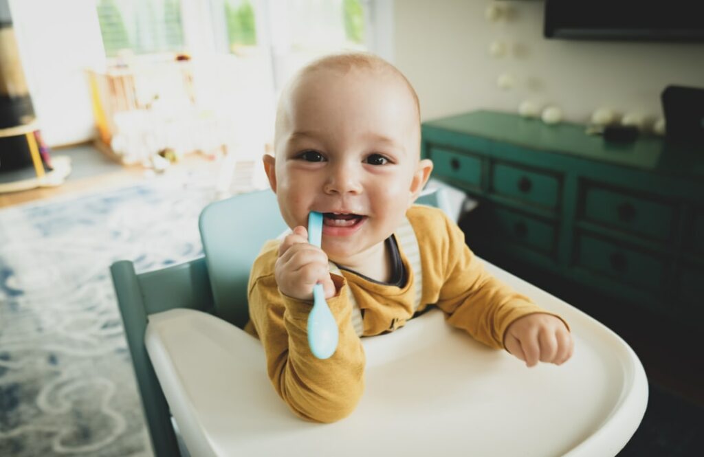 Trong 6 tháng đầu đời, sữa mẹ là nguồn cung cấp dưỡng chất thiết yếu cho sự phát triển của trẻ. Bước qua giai đoạn 6 tháng, bên cạnh nguồn sữa mẹ, bé cần được tập ăn dặm để bổ sung dưỡng chất từ thức ăn bên ngoài, hoàn thiện cơ quan tiêu hóa.