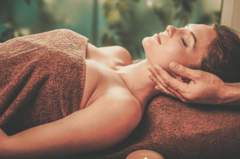 Cần giữ tinh thần thoải mái khi massage mặt chống nhăn