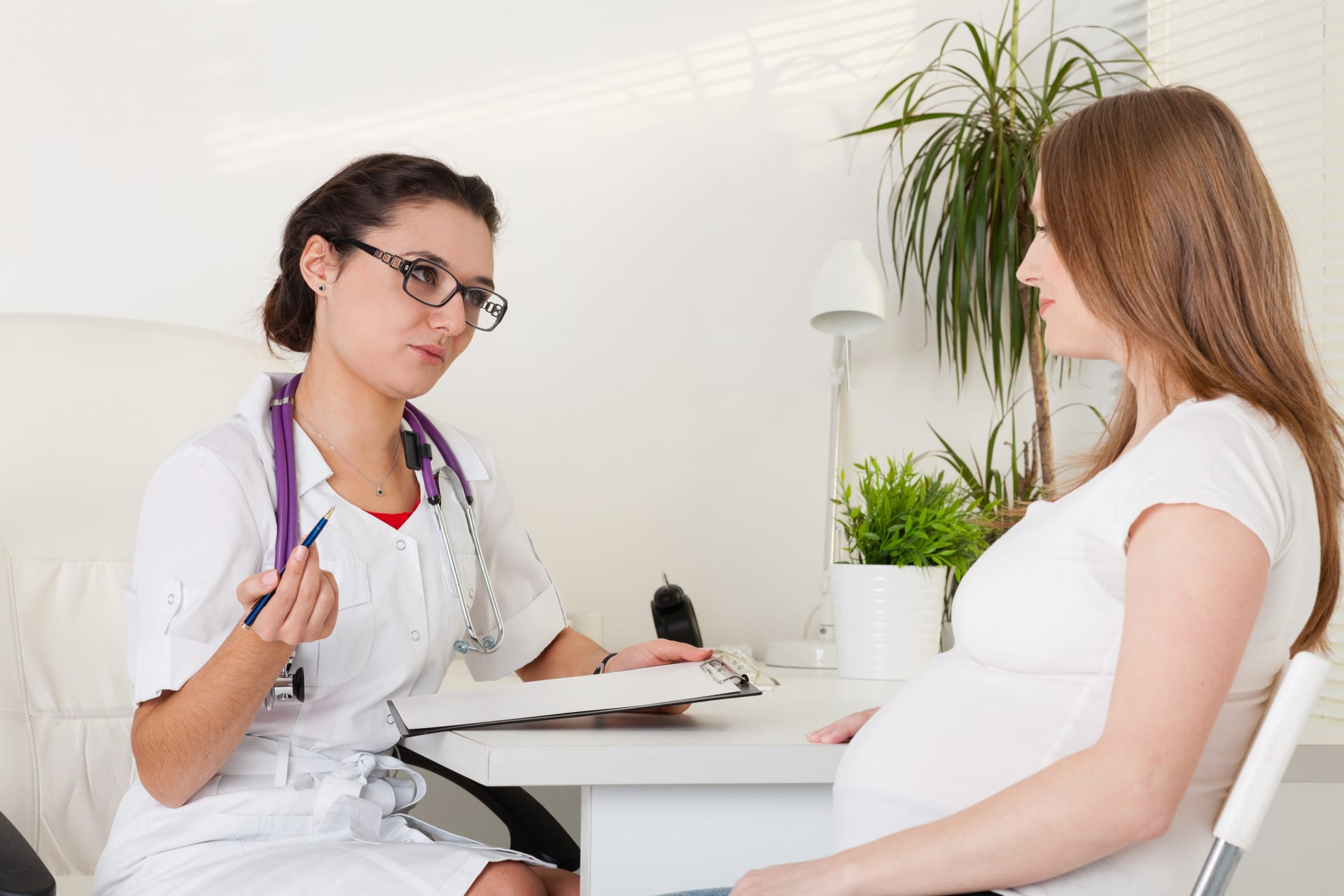 Gặp bác sĩ kiểm tra khi có cơn gò chuyển dạ Gặp bác sĩ kiểm tra khi có cơn gò chuyển dạ