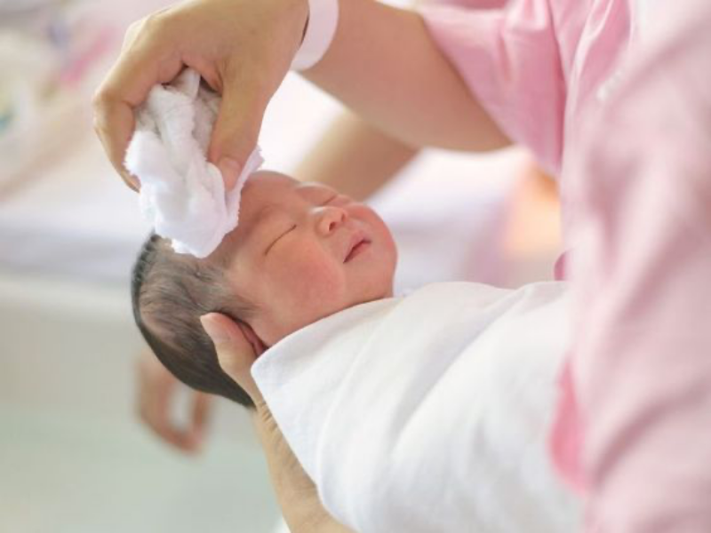 Nên tắm cho trẻ trong khoảng 10 - 11 giờ sáng