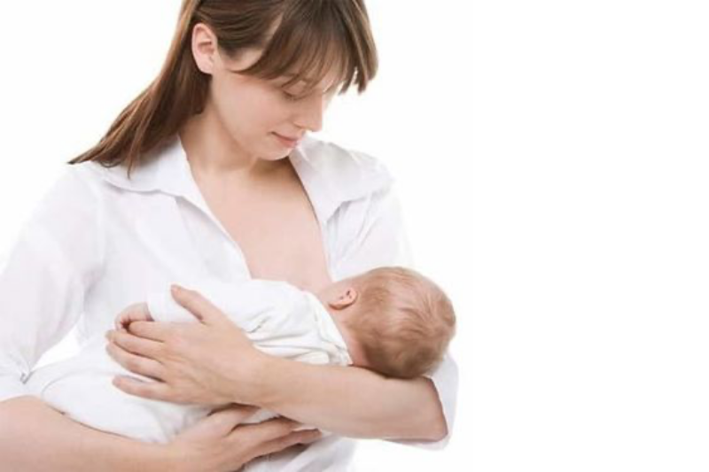  Cho bé bú sữa mẹ hoàn toàn trong 6 tháng đầu có rất nhiều lợi ích