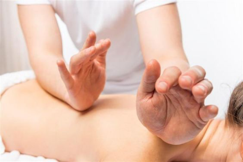 Động tác massage vuốt lưng