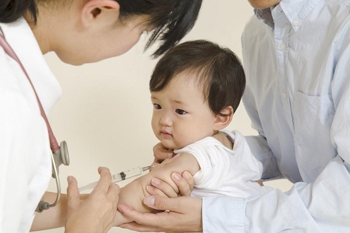 Đi tiêm phòng cho trẻ sơ sinh cần những gì