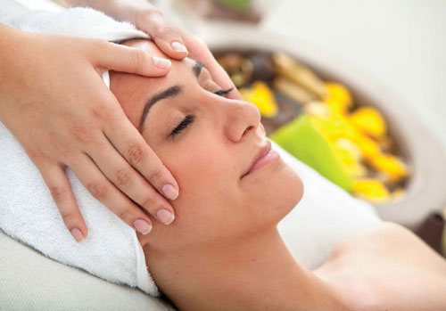 Massage da mặt spa bà bầu