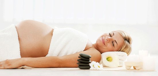 Mẹ bầu tăng cường các loại trái cây, rau tươi lành tính như dâu tươi, chuối bơ...để giảm sưng viêm mụn.