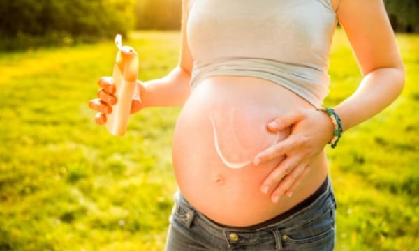 Chăm sóc da cho mẹ bầu Kem chống nắng là một lớp màng bảo vệ thiết yếu để mẹ phòng tránh được các hiện tượng như nám, thâm và sạm da