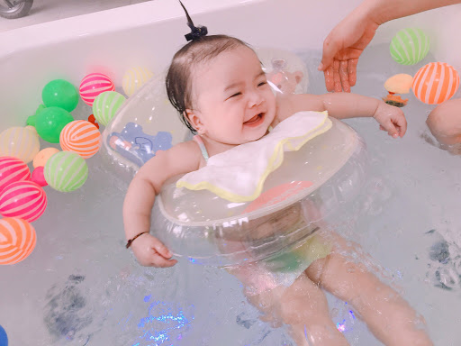 Cho bé tập bơi trong nước