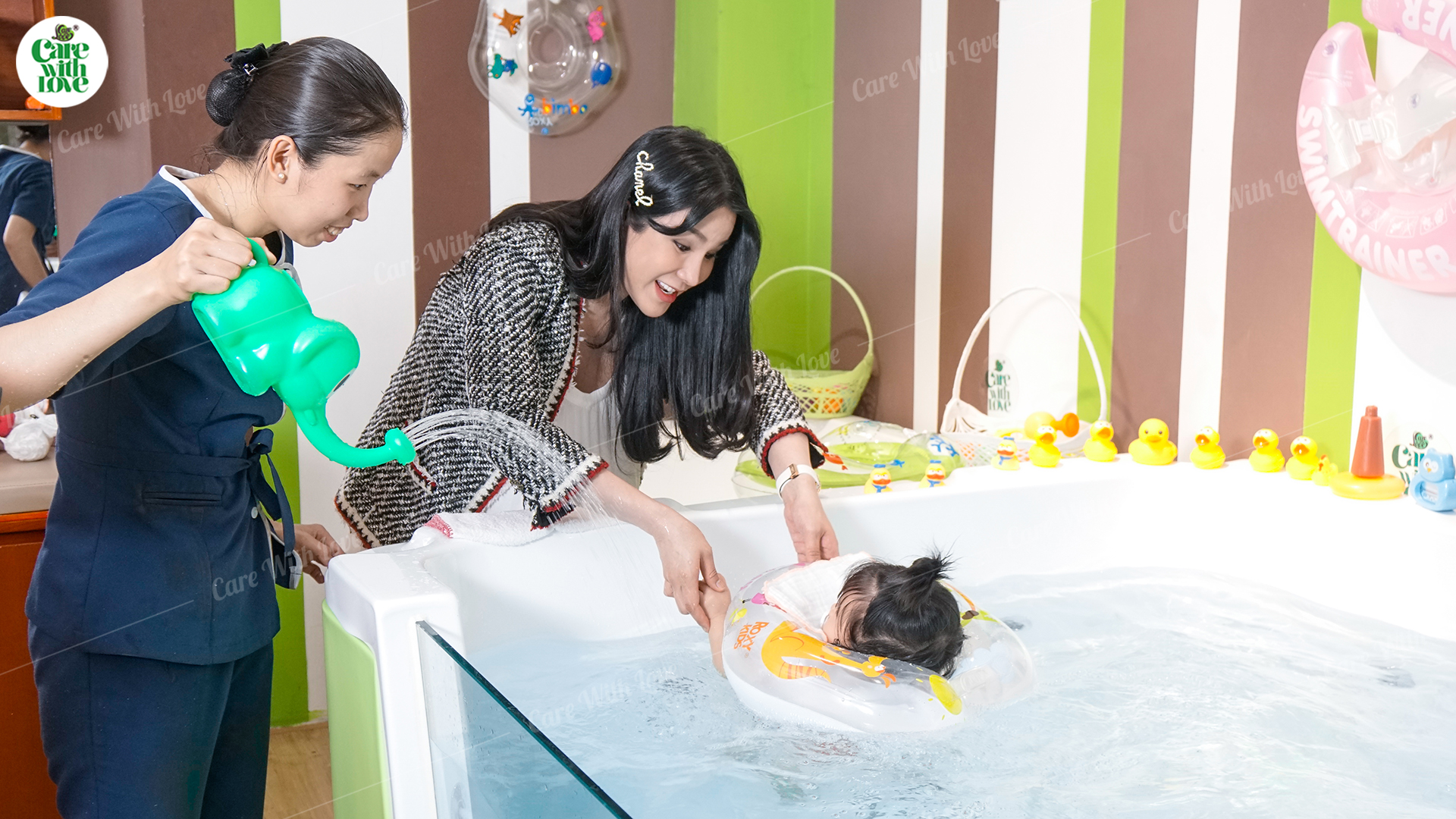 Diệp Lâm Anh đã thực hiện các bài tập thể dục phù hợp ở dưới nước để giúp các cơ được thư giãn tối đa, đồng thời cũng giảm stress, hồi phục năng lượng hiệu quả. Vậy nên hiện tại dù đã mang thai đến tuần 39 nhưng cô vẫn đi lại thoải mái, không có dấu hiệu mệt mỏi