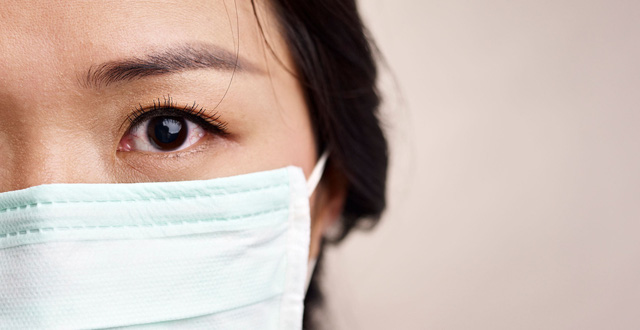Đeo khẩu trang khi giao tiếp