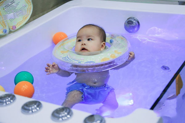 Tập cho bé bơi thủy liệu tại nhà