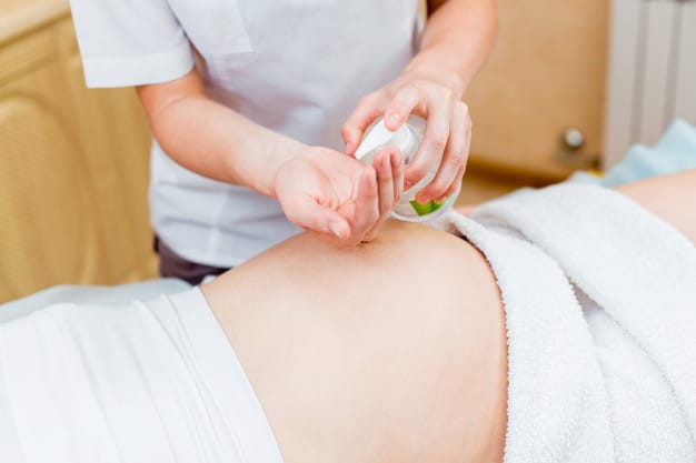 Massage bầu bằng tinh dầu nền Massage bầu bằng tinh dầu nền