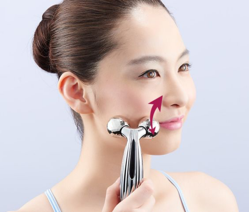 Sử dụng thanh lăn lăn trên da theo hướng từ cổ, qua vùng da má rồi lên trán