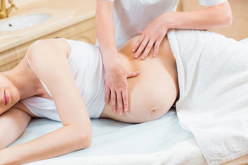 luc-massage-thao-tac-va-hinh-thuc-dung-nhiet-can-duoc-dieu-chinh-phu-hop-voi-the-trang-va-cam-giac-cua-me-bau.jpg