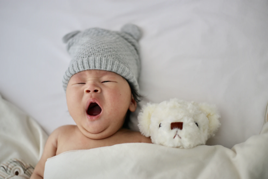 Mẹ bỉm cân nhắc sử dụng một số loại thuốc, thực phẩm có tác dụng làm giảm lượng sữa như hoa lài, lá bạc hà, lá lốt… để hạn chế dòng sữa mẹ.