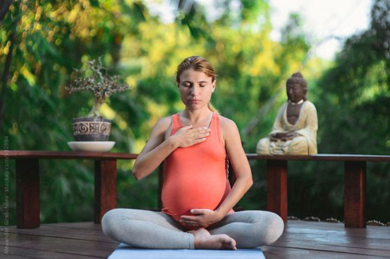 Mẹ bầu ngồi thiền giúp thư giãn, giải tỏa căng thẳng