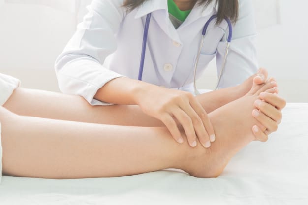 Gặp bác sĩ hoặc massage khi bị phù chân