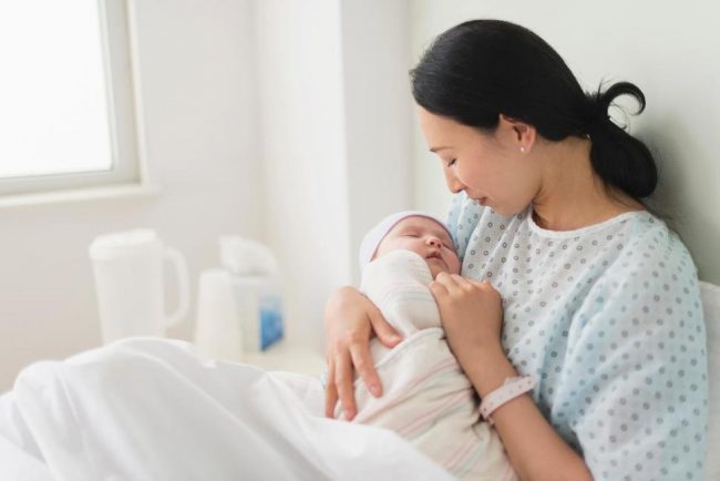Cho con bú giúp khai thông sản dịch, phục hồi sức khỏe người mẹ