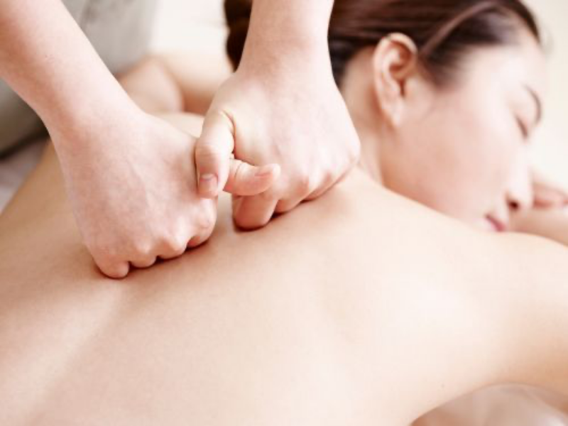 Massage bằng tay không