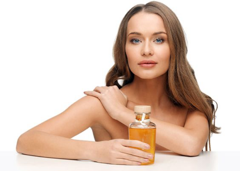 massage mặt với dầu oliu