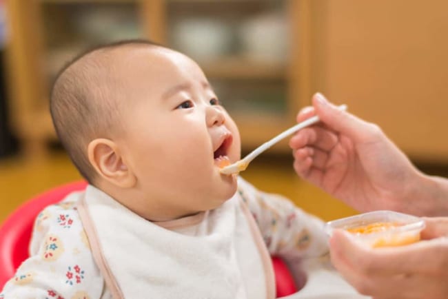 Lựa chọn thời điểm thích hợp để kết hợp bữa ăn dặm cho bé