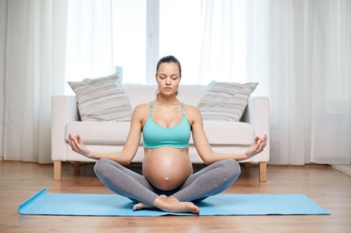 Mẹ bầu nên chọn không gian yên tĩnh và tư thế thoải mái trước khi bắt đầu thai giáo