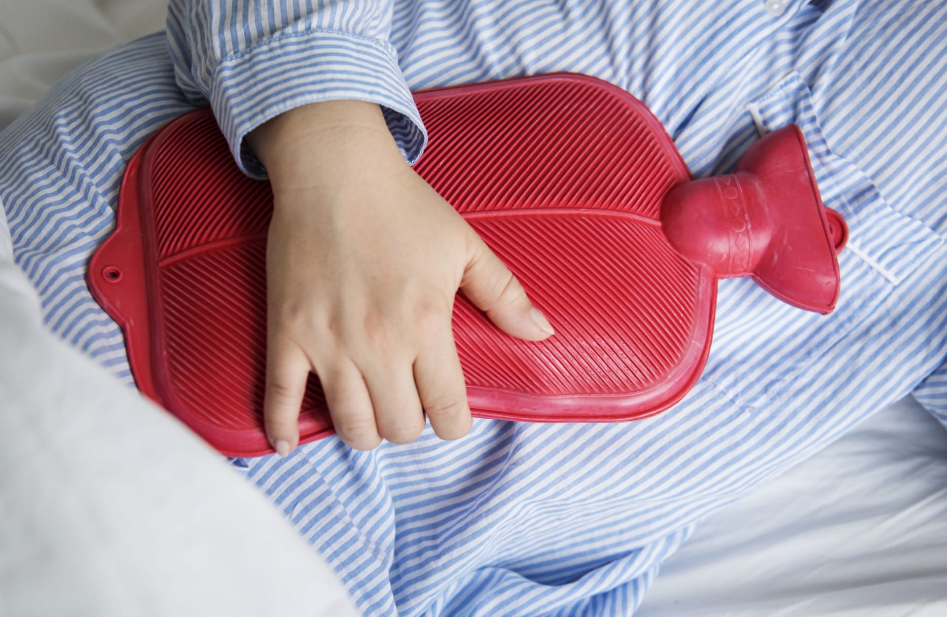 Chườm nóng được áp dụng giúp giảm tình trạng đau bụng kinh hữu hiệu