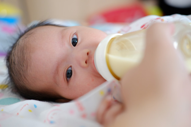 Cho trẻ sơ sinh ăn đúng cách