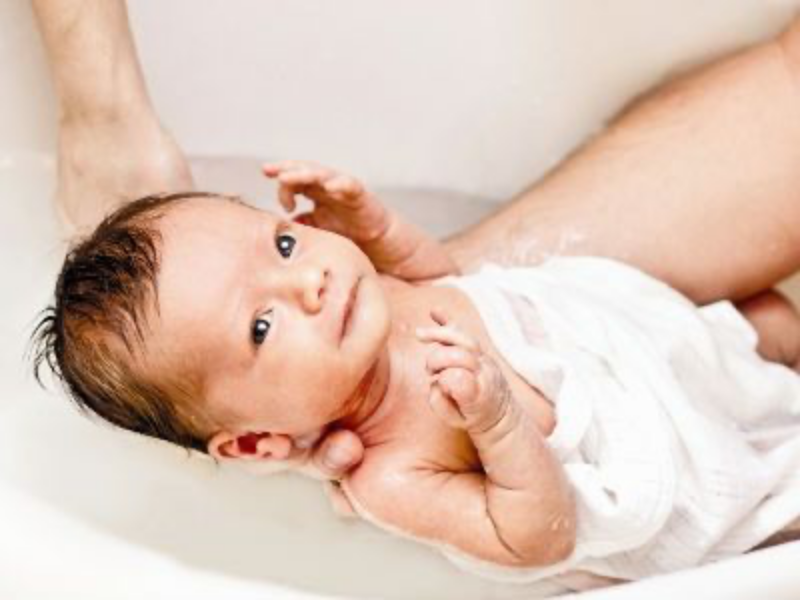 Mẹ cần chăm sóc cho trẻ ngay sau khi tắm