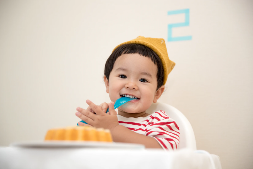 Bạn có thể tránh đụng mặt bé vài ngày khi bé còn thức. Lúc này bố là người chăm sóc, cho bé ăn dặm và bú sữa bình để bé quên cảm giác nhớ mẹ. Khi thực hiện cách này, bạn cần chuẩn bị tâm lý con sẽ khóc tìm mẹ.