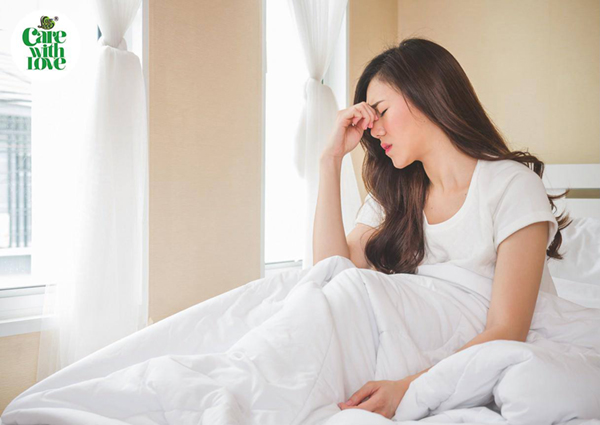 Nguyên nhân gây đau đầu được giải thích là do sự rò rỉ của dịch não tủy qua lỗ thủng màng cứng làm giãn mạch máu và tăng áp lực não tủy