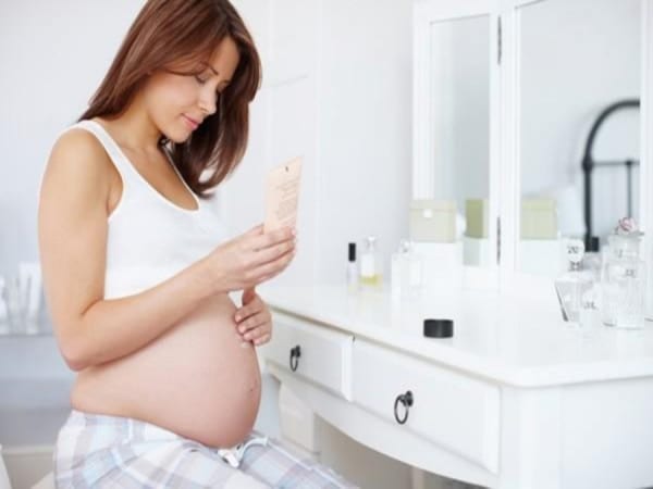 Mẹ bầu nên lựa chọn mỹ phẩm nguồn gốc thiên nhiên Sau khi tẩy trang, mẹ nhẹ nhàng rửa mặt sạch dưới vòi nước lạnh. Massage da mặt theo chiều kim đồng hồ để cơ mặt căng mịn và săn chắc