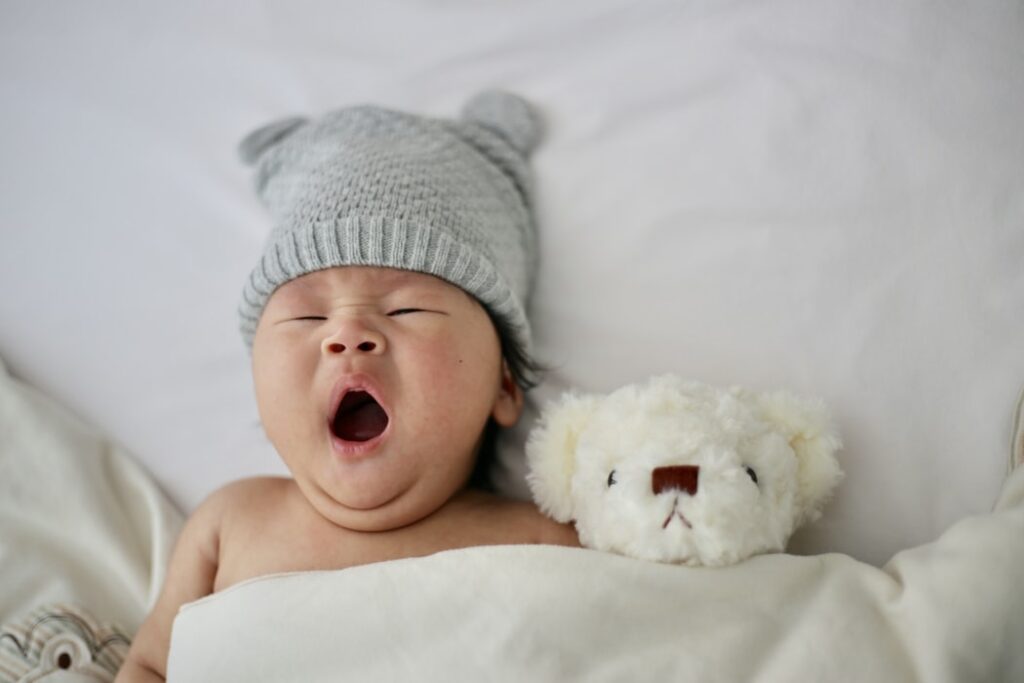 Khi bé có các hành động như dụi mắt, ngáp, mắt lờ đờ, ít tương tác, quấy khóc, gắt gỏng… mẹ hiểu rằng con đã cảm thấy mệt và buồn ngủ. Nếu thấy trạng thái này, hãy nhanh chóng cho bé ngủ.