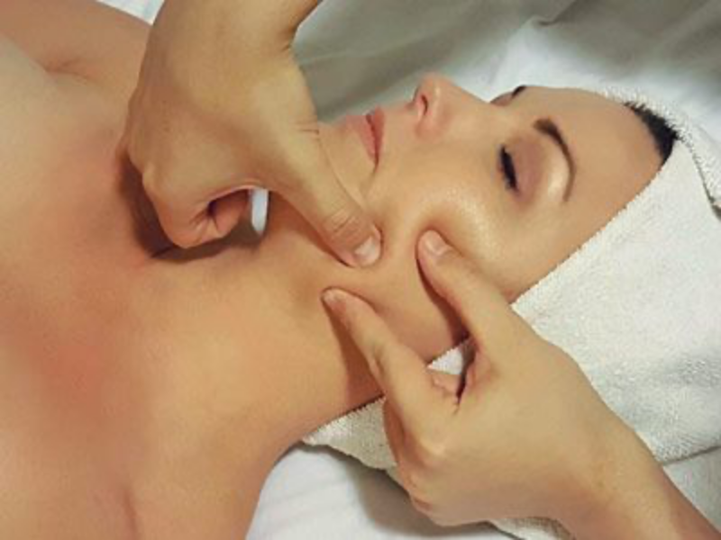 massage da mặt ở vùng má đúng cách
