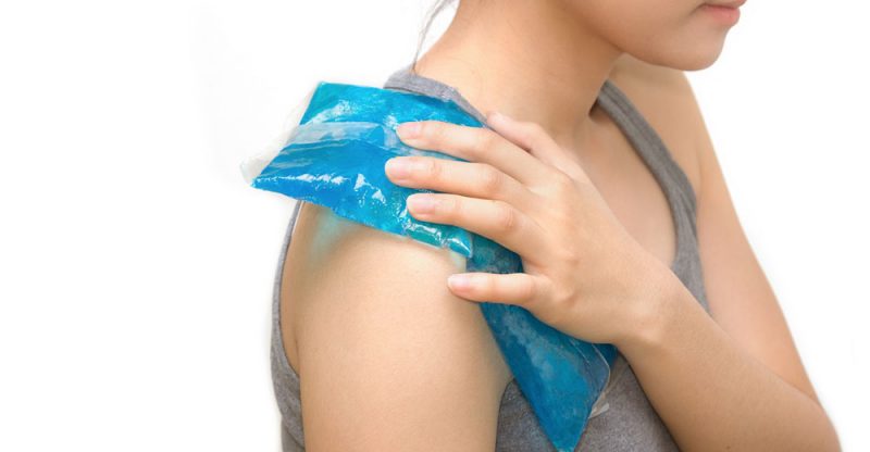 Giảm đau tự nhiên thông qua phương pháp chườm nóng lên vùng cơ thể bị đau nhức