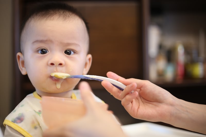 Theo thông tin khuyến cáo từ Tổ chức Y tế Thế giới (WHO), mẹ chỉ nên tiến hành cho bé ăn dặm từ tháng thứ 6 trở đi. Lúc này, hệ tiêu hóa của bé mới phát triển để dung nạp và hấp thụ dưỡng chất từ thực phẩm được tiếp vào cơ thể.