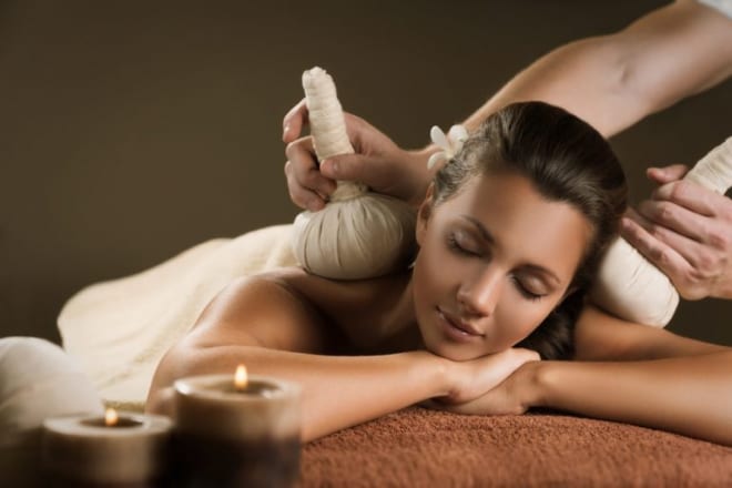 Chườm nóng được áp dụng vào trị liệu tại spa