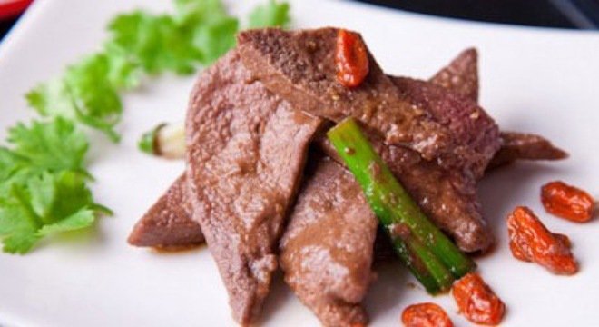 Không nên ăn gan động vật và những sản phẩm chế biến từ gan động vật như patê, thịt, cá trứng chưa nấu chín kỹ
