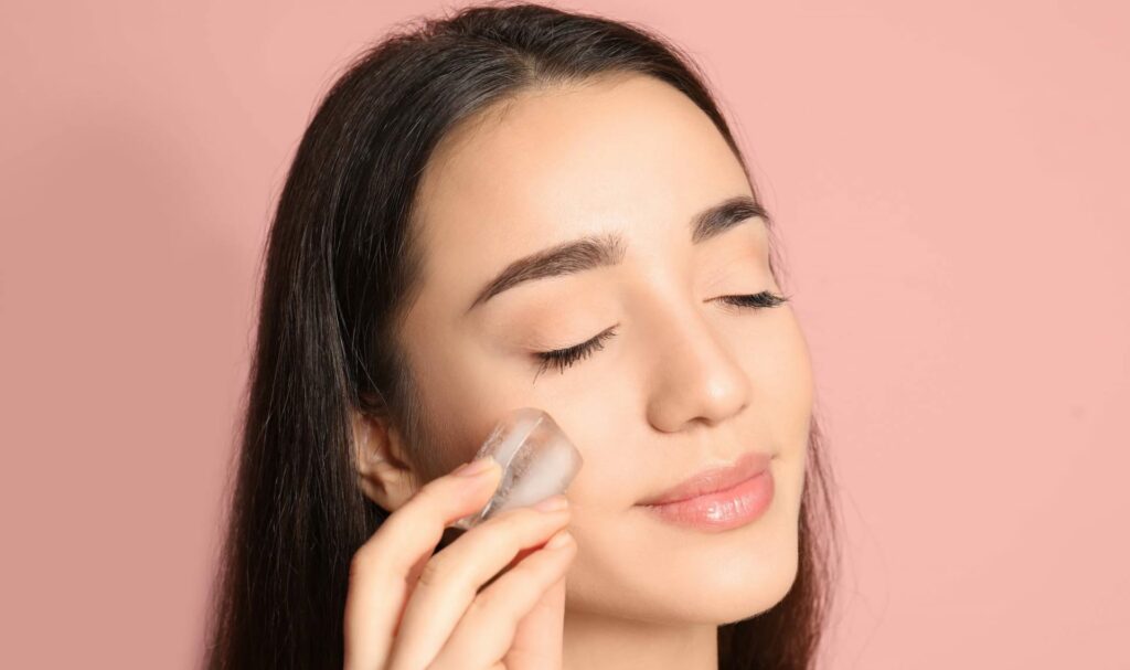 Nếu bạn đang khổ sở vì tình trạng viêm nhiễm của những nốt mụn, hãy dùng đá viên cho vào một chiếc khăn mỏng rồi chườm lên nốt mụn. Ngay lập tức bạn sẽ cảm nhận được tình trạng sưng viêm giảm hẳn. Ngoài ra, các bạn gái cũng có thể áp dụng cách thức này nếu vừa nặn mụn xong đấy nhé