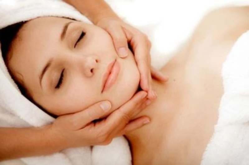 Massage mặt là gì? Các loại massage mặt