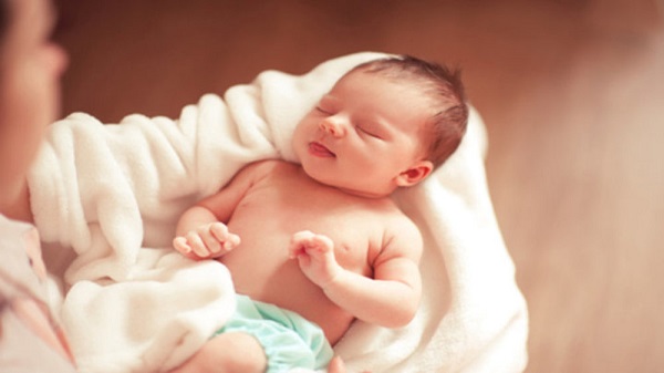 Massage tay và chân của bé