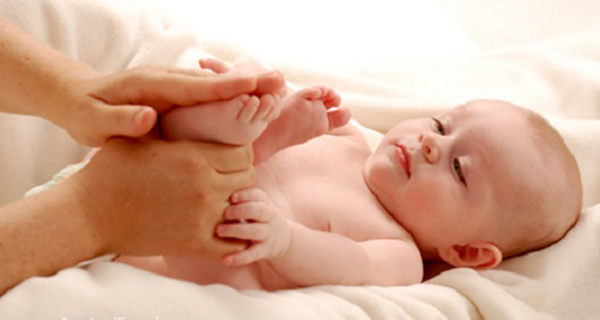 Cuối cùng, nhẹ nhàng vuốt ve bé từ vai xuống chân một lần trước khi kết thúc bài tập. Sau đó, mặc tã và thoa phấn cho bé, ôm bé vào lòng và cho bé bú, bé sẽ ngủ thiếp đi nhanh chóng