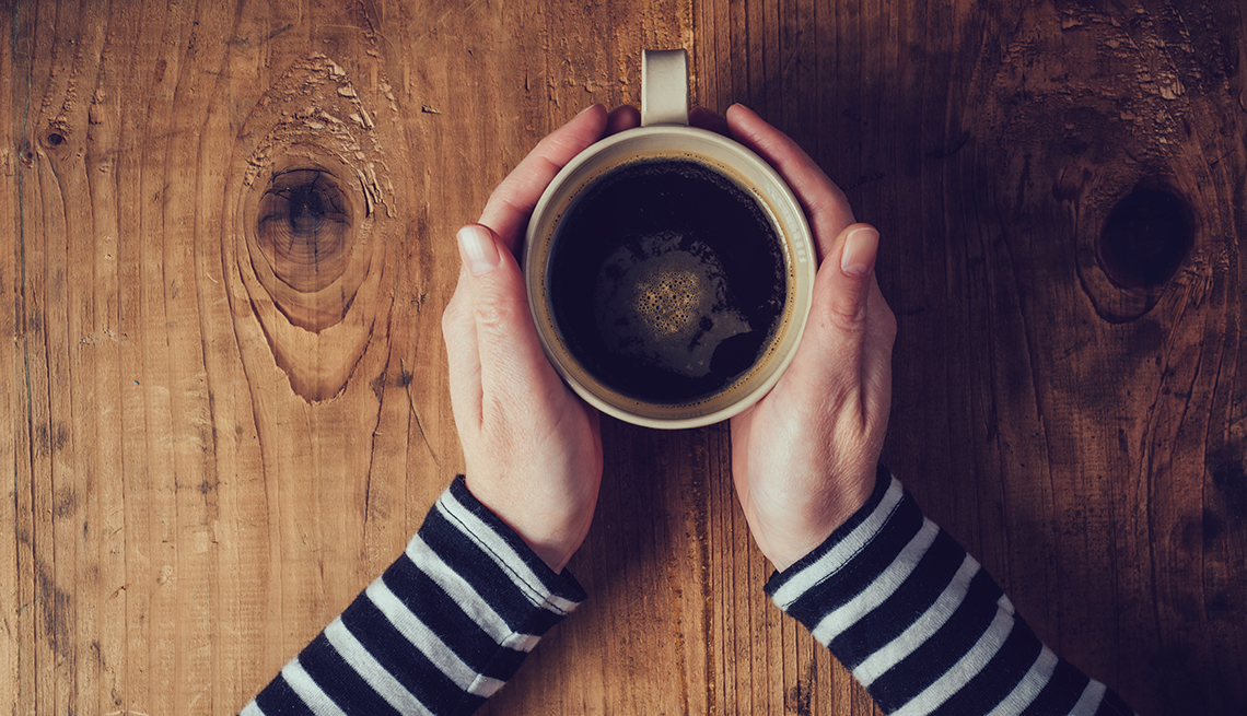 Hạn chế sử dụng các thức uống có caffein và cồn