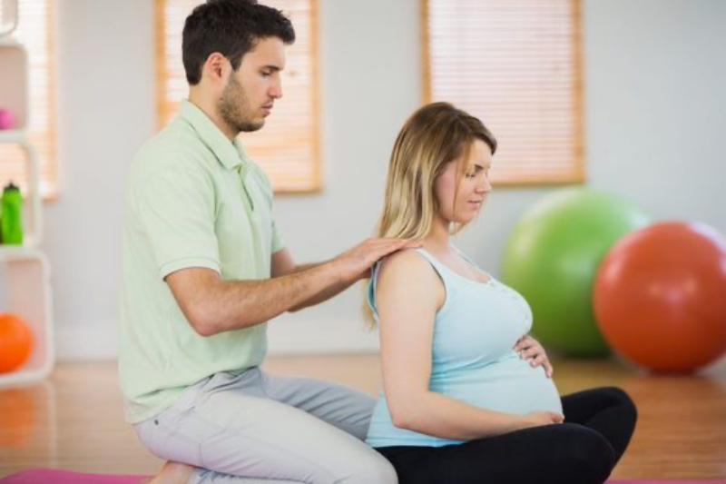 Có thể đấm lưng nhẹ nhàng cho mẹ bầu