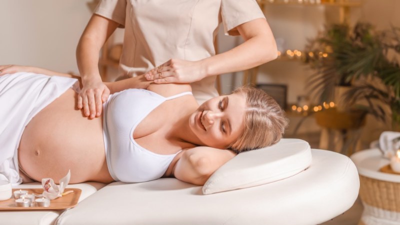 tu-the-nam-nghieng-co-diem-tua-phu-hop-giup-me-bau-thoai-mai-hon-khi-massage-dac-biet-khi-bung-lon-dan.jpg
